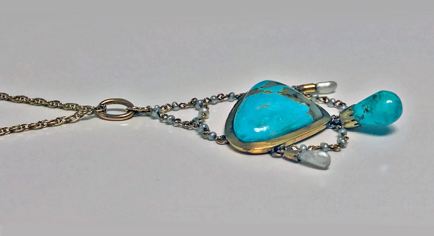 English Arts and Crafts Turquoise and pearl Necklace, C.1900. The 15K Necklace with heart and torpedo turquoise matrix interspaced with gold chain and small fresh water pearl drops on either side and above. 9K chain link chain attached. Drop: