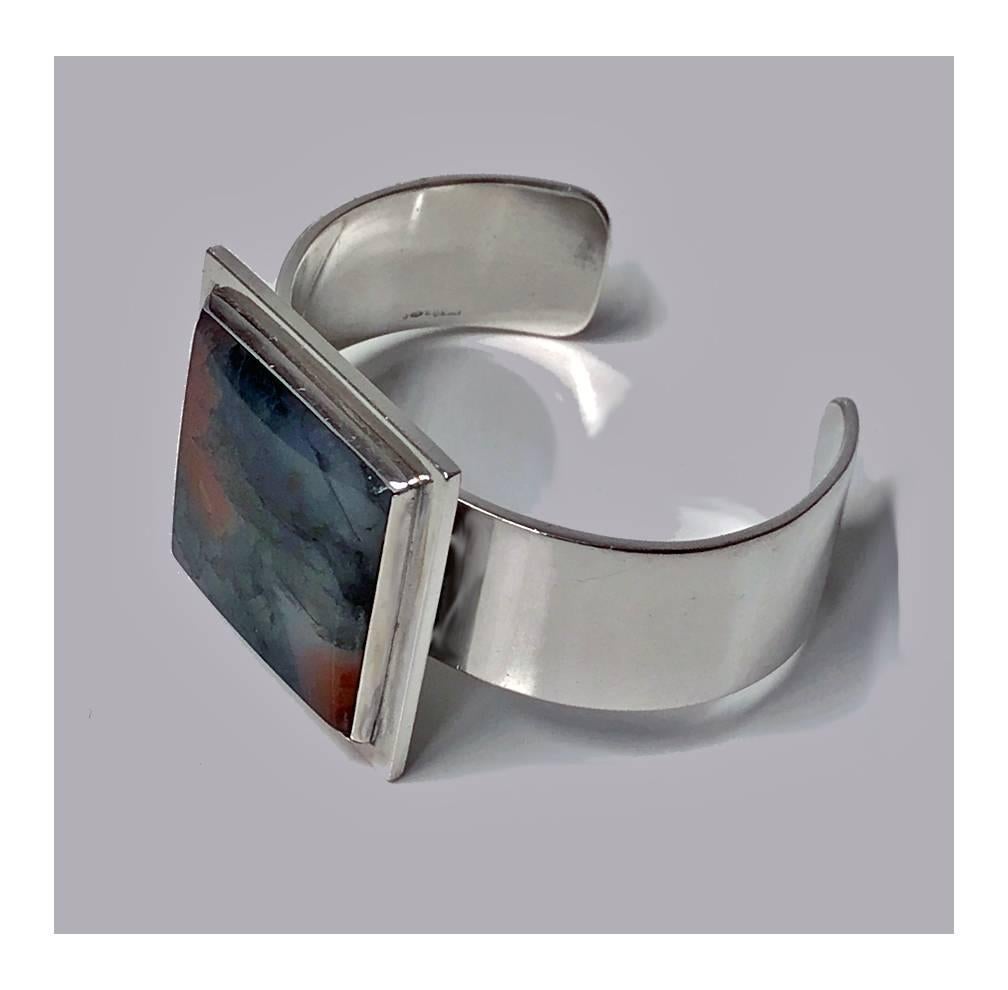 Raro braccialetto in agata muschiata in argento, Bent Knudsen Danimarca, 1960. Firmato Bent K Sterling Denmark. Numero di progetto 173. Peso dell'articolo 60,48 grammi. Si adatta a polsi fino a 6,5 pollici. Grazie all'apertura è possibile aumentare