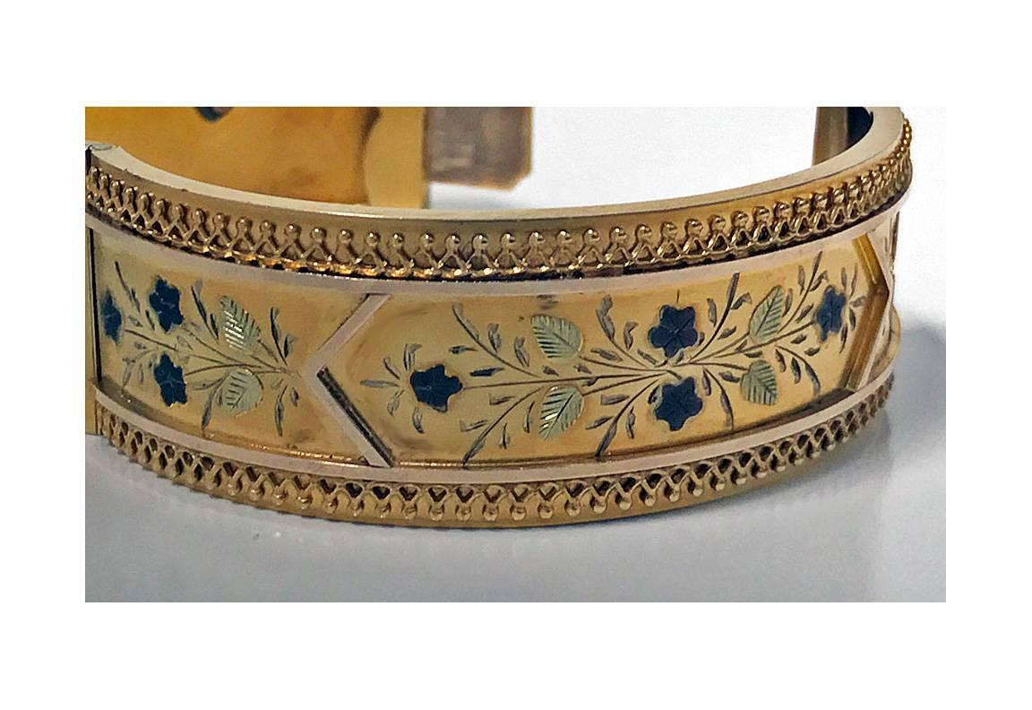 Fine Gold Etruscan Aesthetic Japonaiserie Bangle, C.1875 In Excellent Condition In Toronto, ON