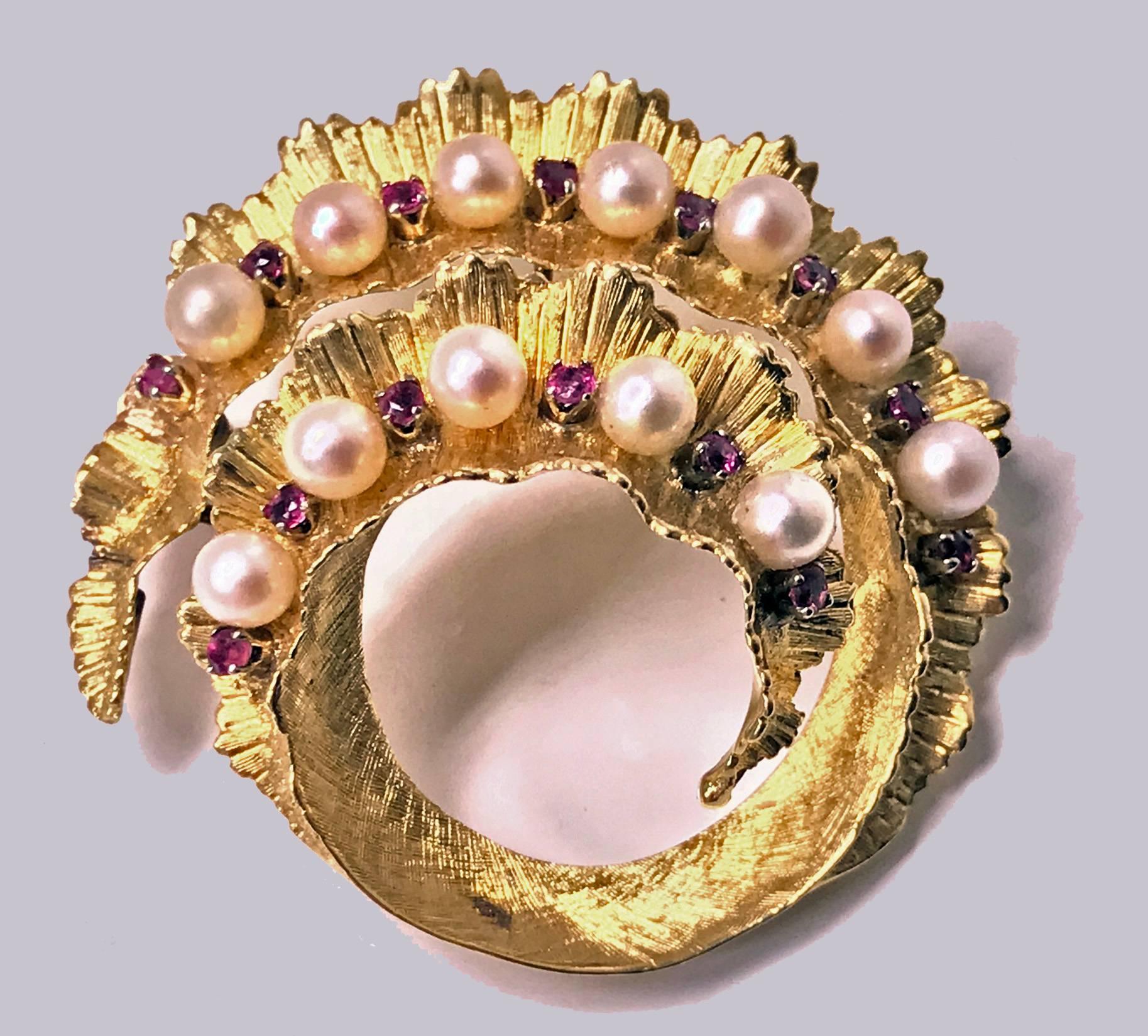 18 Karat Italian Pearl and Ruby Brooch Pin, circa 1970 In Good Condition In Toronto, ON