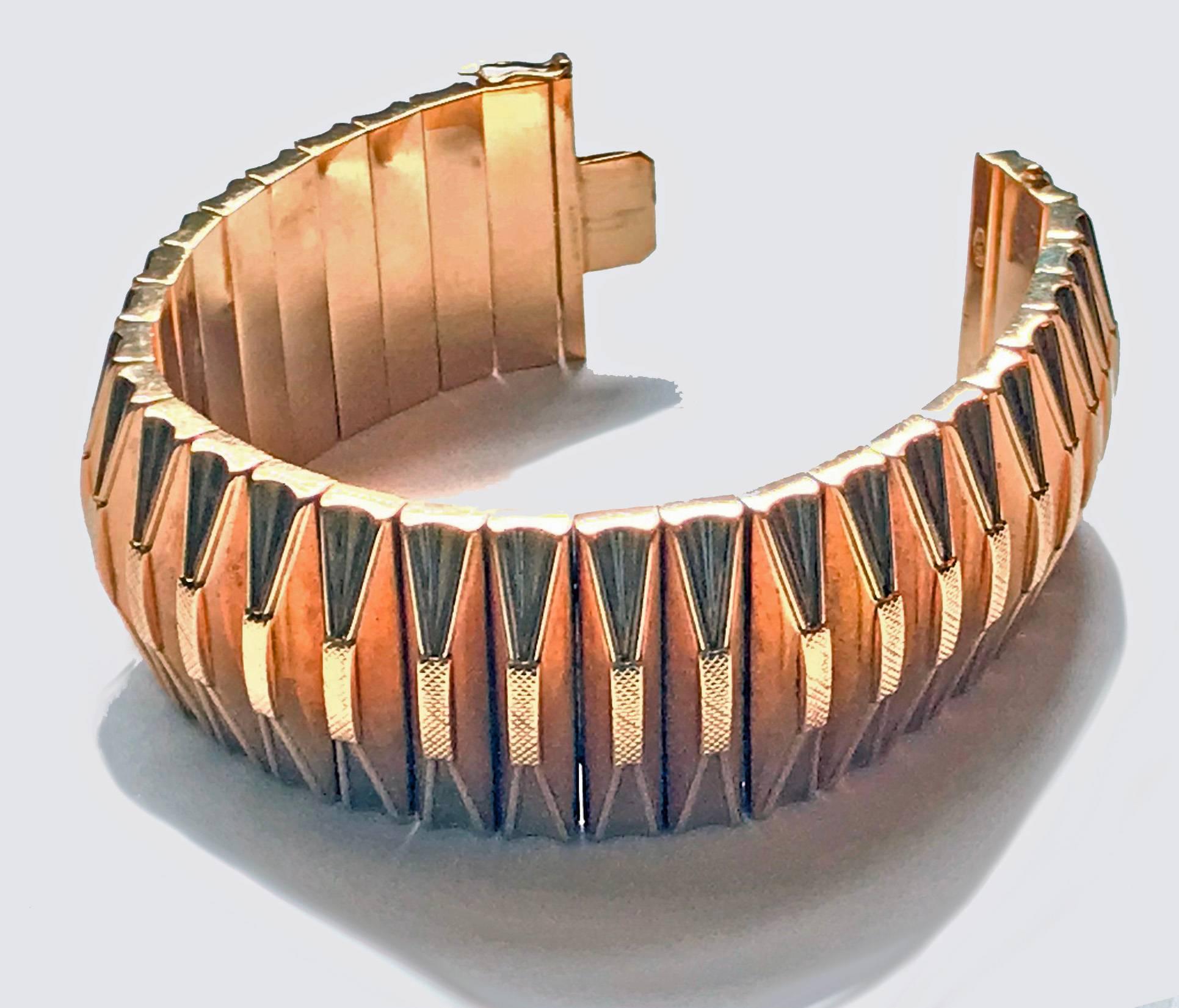 1960’s 18K Large Ribbed Gold Bracelet. The large bracelet with hinged links with brushed centres and fan design borders. Italian marks and stamped 750. Width of links: 1.25 inches. Length: 8.25 inches. Total Item Weight: 91.32 grams