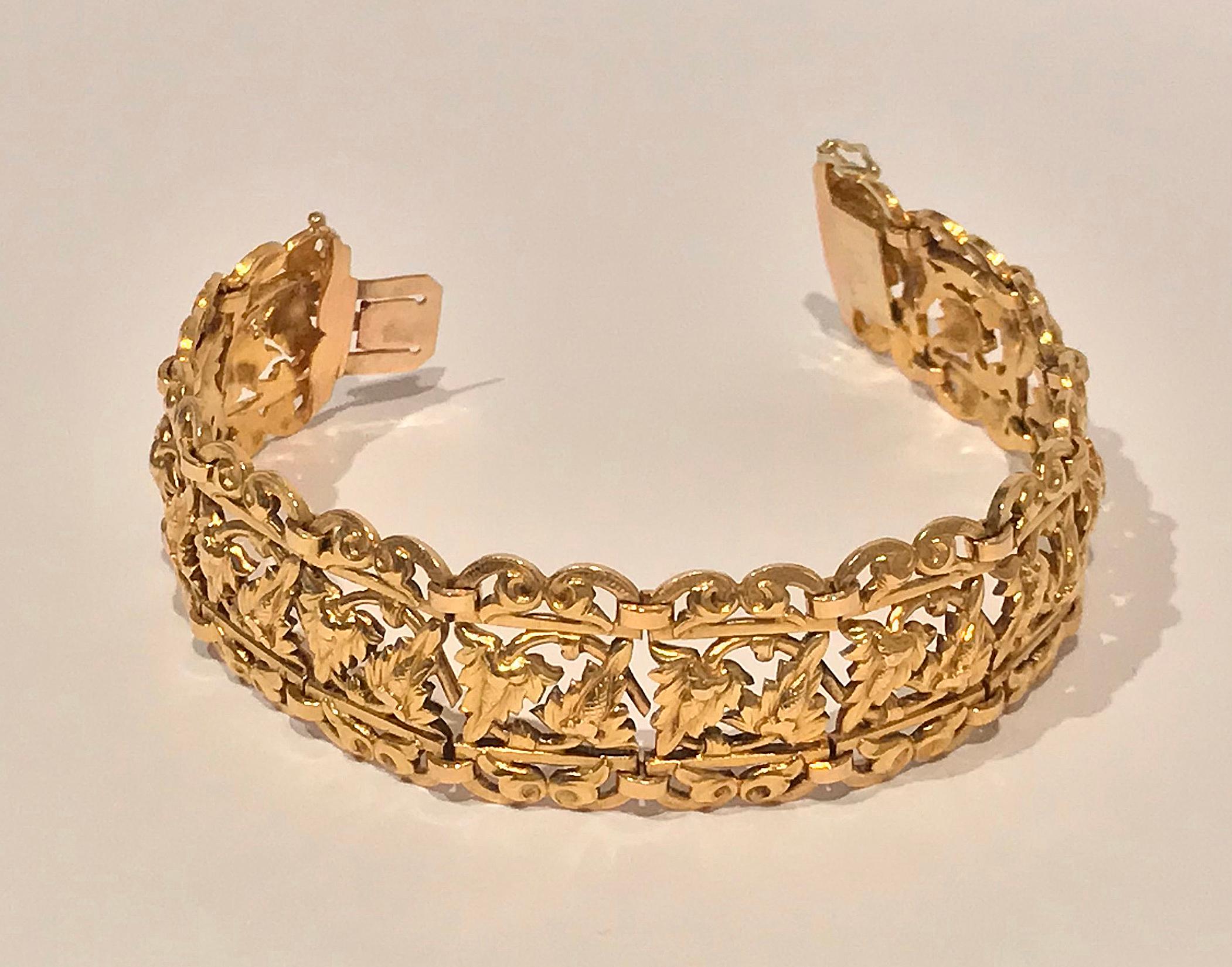 1930s 18 Karat Green Gold Pine Cone Bracelet In Good Condition In Toronto, ON