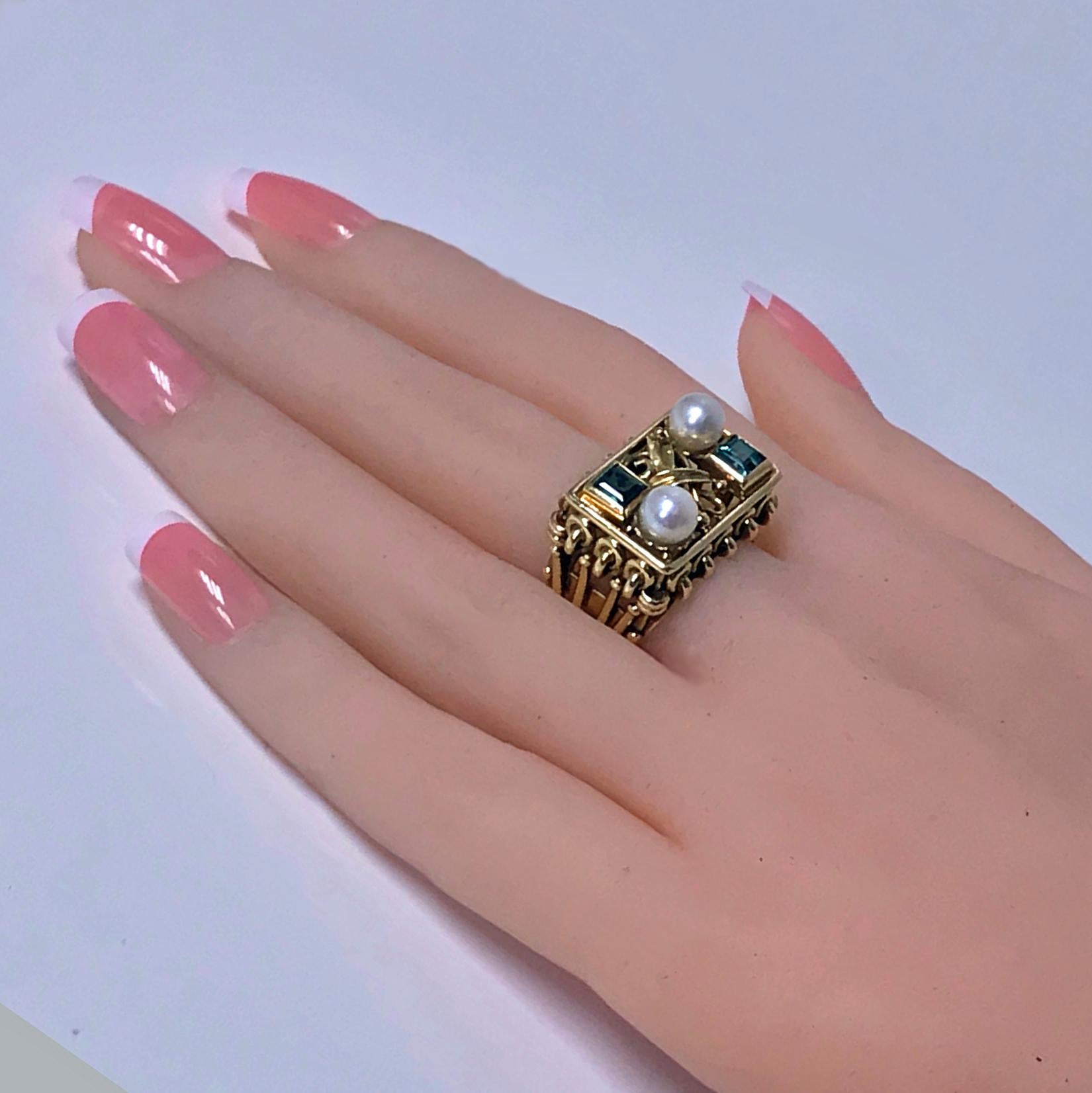 Anillo de perlas y esmeraldas de 18 quilates de los años 70. El anillo está engastado en la parte superior con dos perlas cultivadas finas, de un calibre aproximado de 5,5-6,0 mm, acentuadas con una esmeralda pequeña de talla cuadrada en bisel de