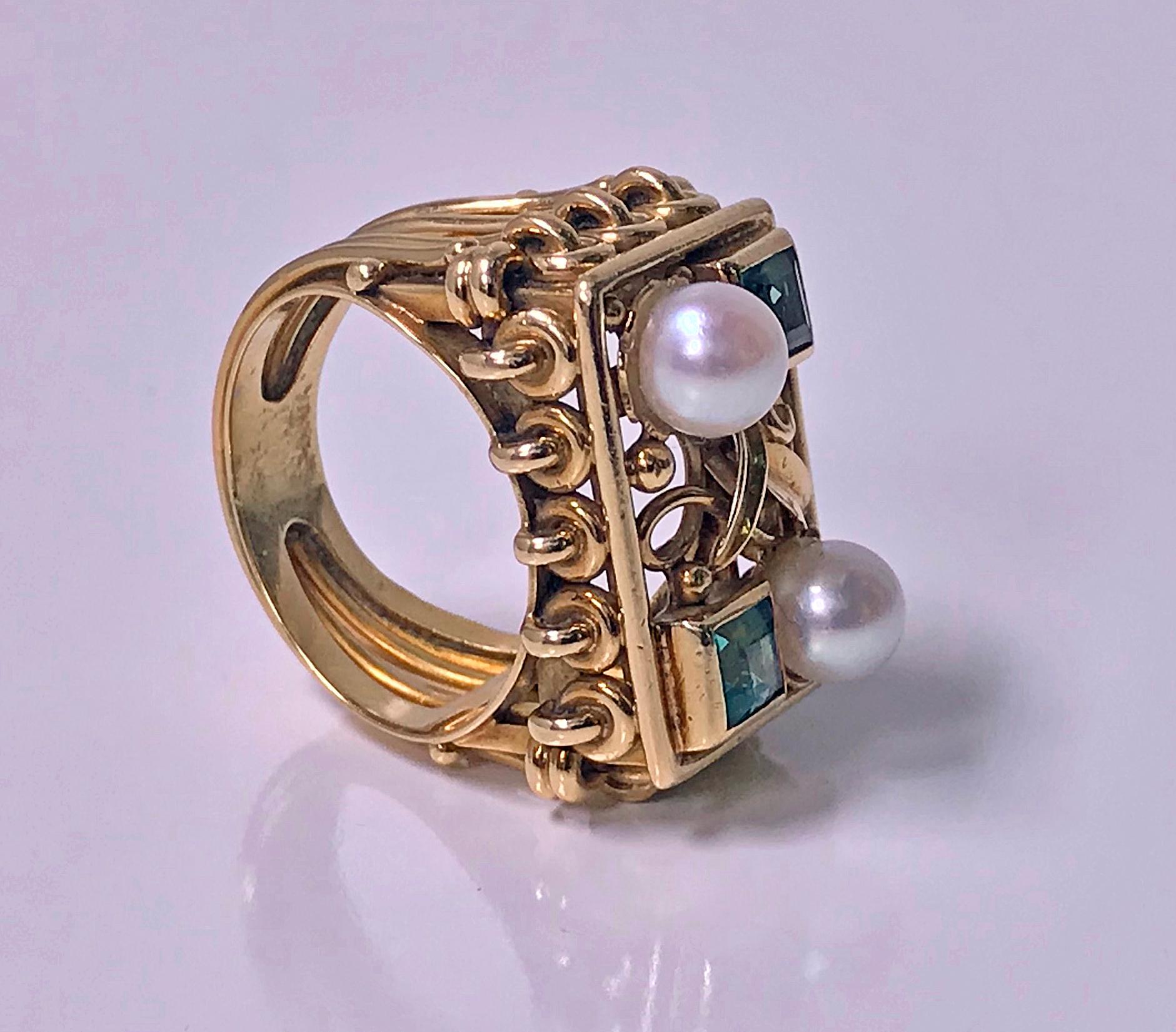 1970s 18 Karat Pearl and Emerald Ring In Good Condition For Sale In Toronto, ON