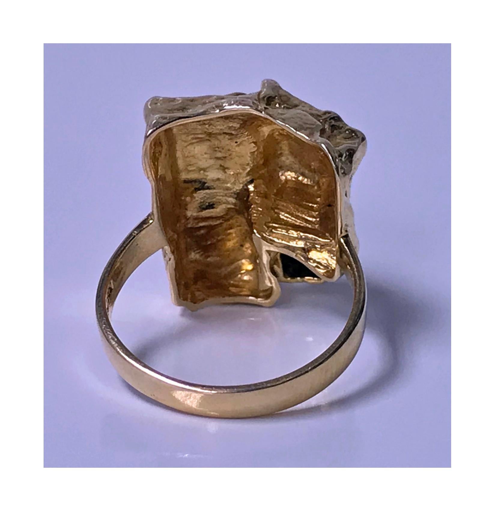 1970s Scandinavian Gold and Emerald Abstract Ring In Good Condition For Sale In Toronto, ON