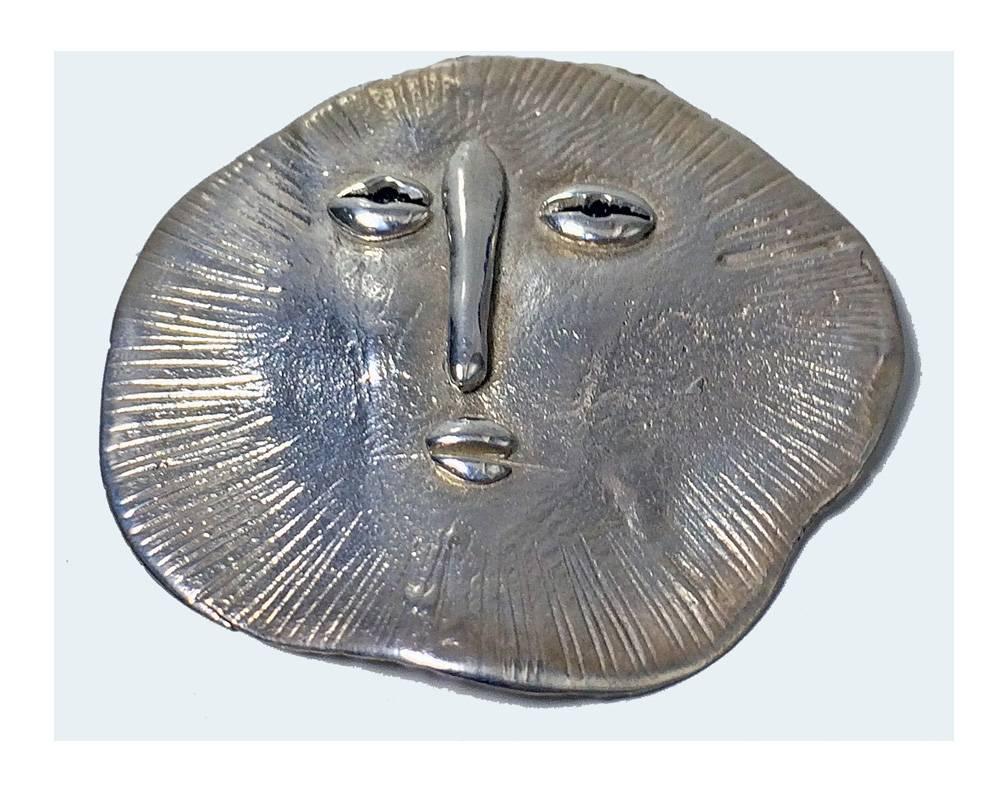 Walter Schluep handgefertigte Sterling Silber Sonne Halskette:: die das Gesicht der Sonne:: umgeben von strukturierten Strahlen darstellt. Signiert Schluep:: Länge: 15 ½ Zoll. Die 