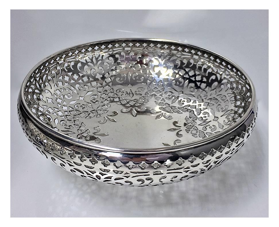 Pair Shreve, Crump & Low San Francisco Sterling Silver Fruit Bowls  c1900 In Good Condition In Toronto, ON