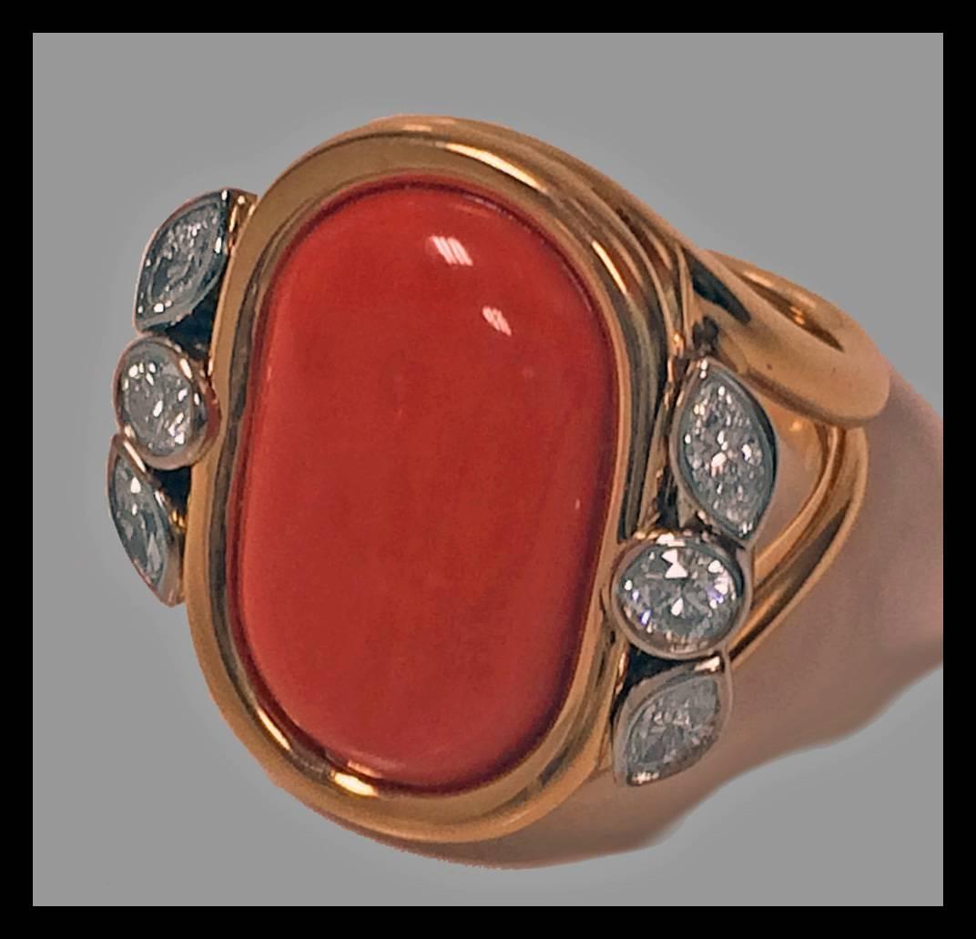 18K Koralle und Diamant benutzerdefinierte Ring. Der Ring ist in der Mitte mit einem Cabochon aus mittelroter Koralle mit den Maßen von ca. 21::5 x 13::5 x 4 mm gefasst und auf jeder Seite mit zwei Marquise-Diamanten mit einem Gesamtgewicht von ca.
