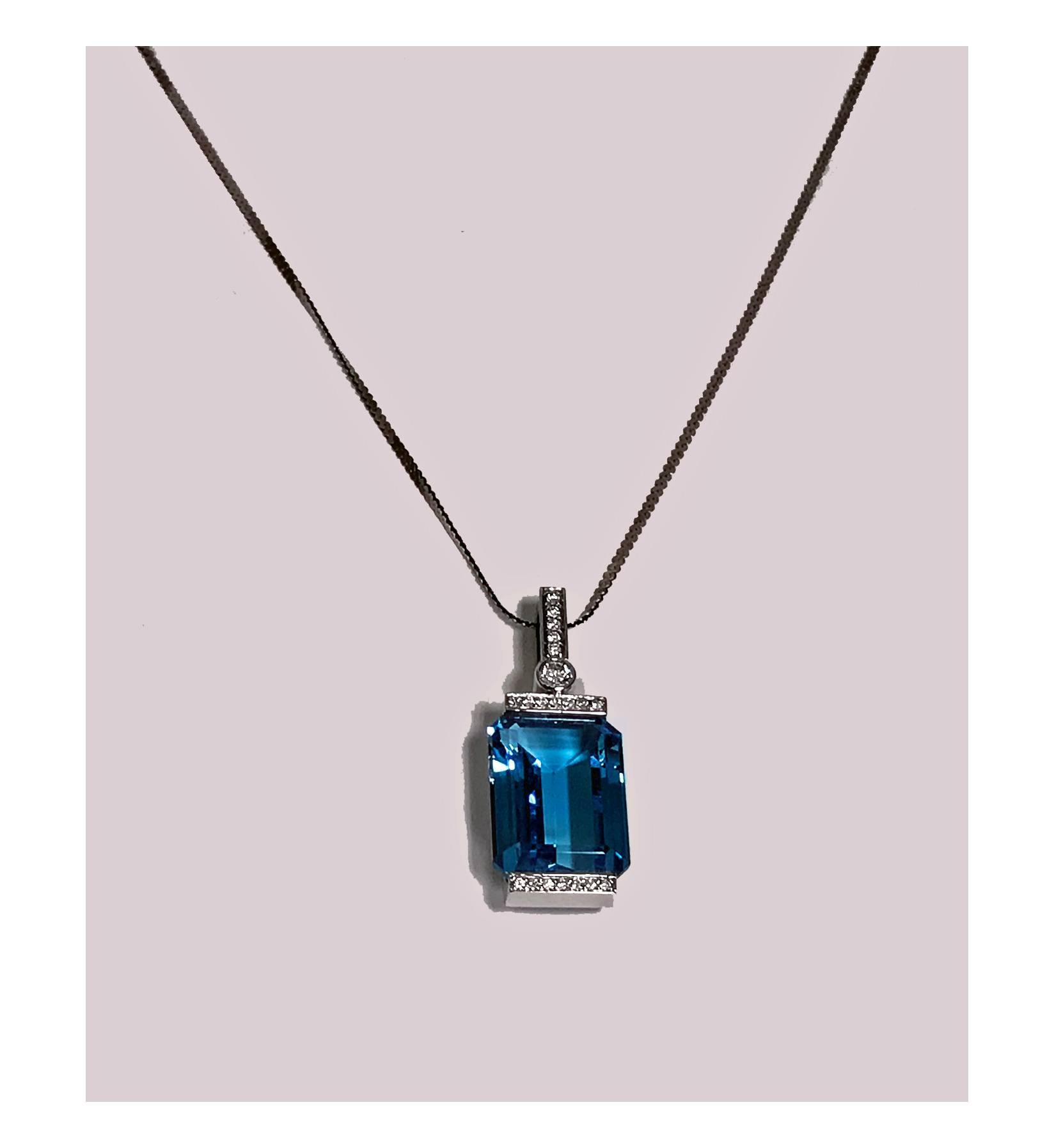 18 Karat Blue Topaz Diamond Pendant Necklace, 20th Century In Good Condition In Toronto, ON