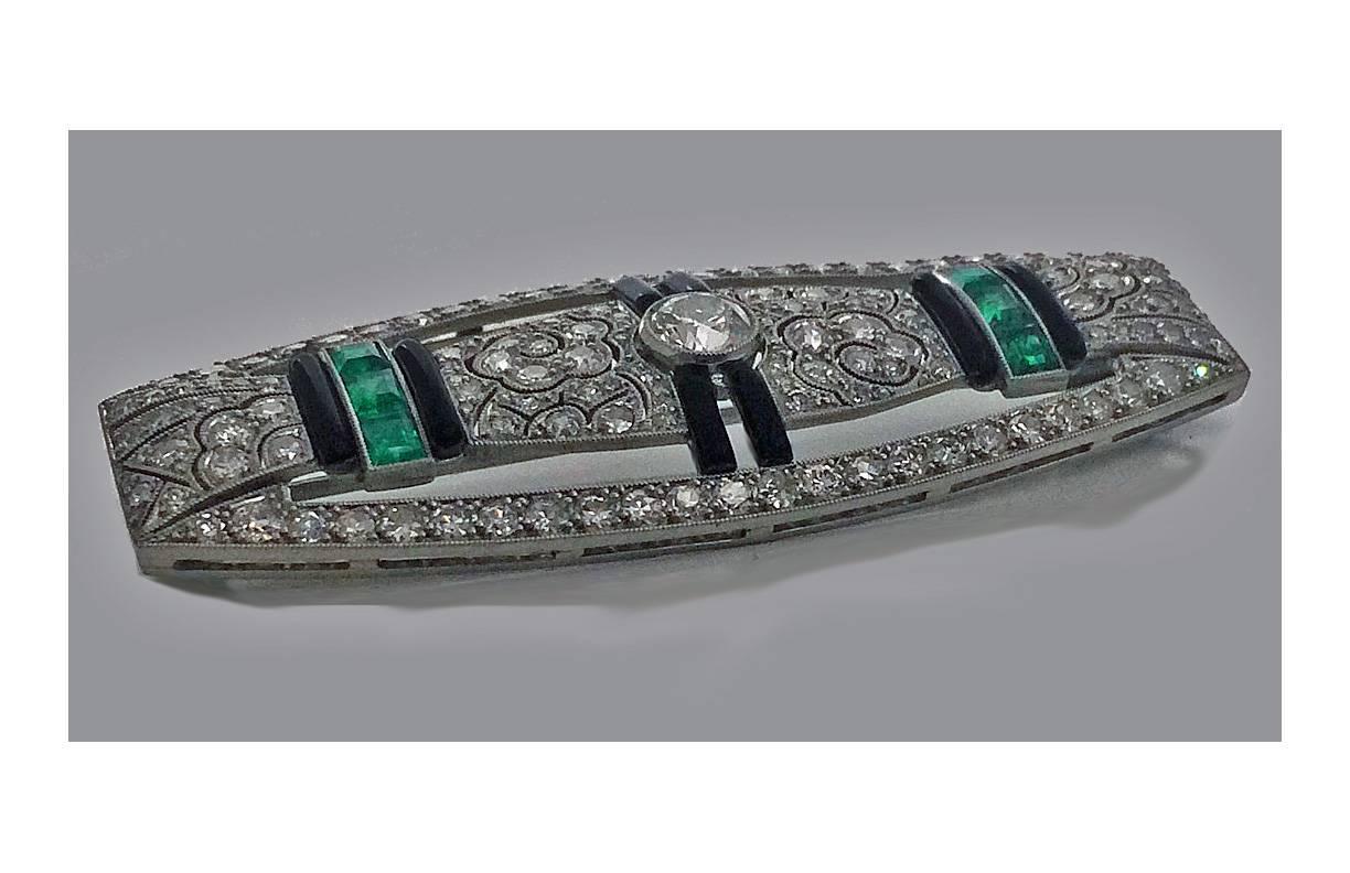 Art Deco French Diamond Emerald Onyx Platinum plaque Brooch1925 In Excellent Condition In Toronto, ON