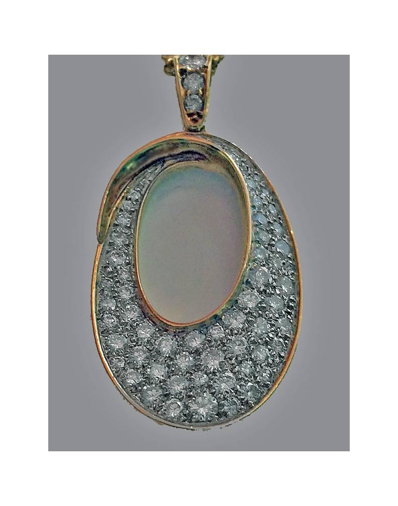 Diamond Gold Pendant Necklace In Excellent Condition In Toronto, ON