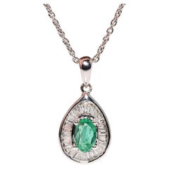 18k Gold Natural Bageutte Cut Diamond And Emerald Decorated Pendant Necklace