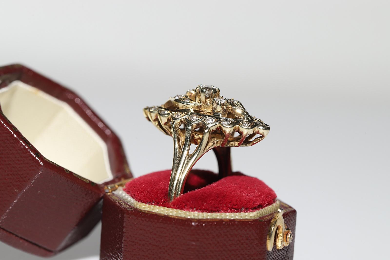 Vintage Circa 1970er Jahre 14k Gold Natürlicher Diamant Dekorierter Navette Ring (Retro) im Angebot