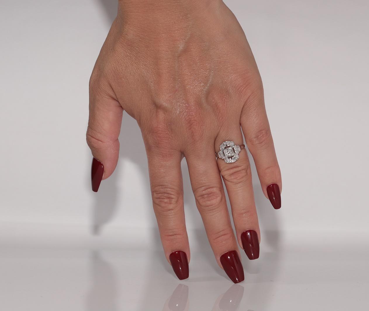 In ottime condizioni.
Il peso totale è di 4,1 grammi.
Totalmente è un diamante da 0,50 ct.
Il diamante ha colore G-H e purezza vs1-s1-s2.
La misura dell'anello è US 4.75 
Possiamo realizzare qualsiasi dimensione.
La scatola non è inclusa.
Per