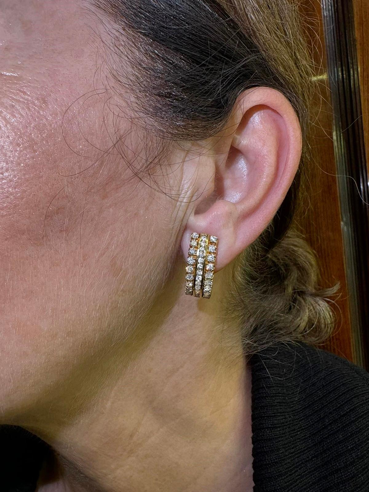 In ottime condizioni.
Il peso totale è di 10,2 grammi.
Il diamante è di circa 2,20 ct.
Il diamante ha colore G-H e purezza vvs-vs.
Testato con acido per verificare che si tratti di oro vero da 18 carati.
Per qualsiasi domanda, contattaci.