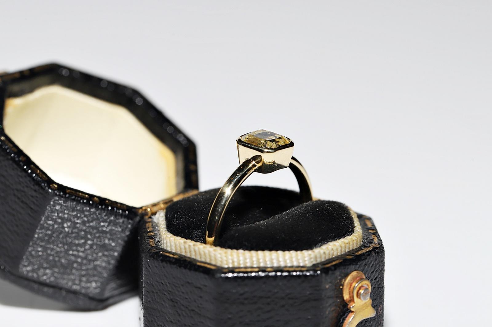 18 Karat Gold Natürlicher Strahlenschliff Diamant Dekorierter Solitär Ring (Moderne) im Angebot