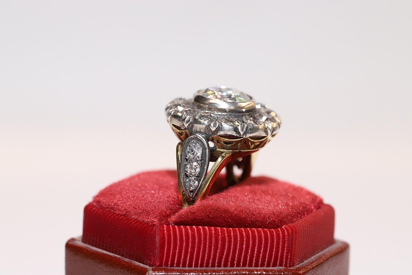
In ottime condizioni.
Il peso totale è  12,5 grammi.
Il diamante centrale ha un taglio a rosa e  1,44 Carati.
Il diamante centrale è di colore H e di purezza s3....
I diamanti intorno alla pietra centrale sono di 2,60 carati e hanno un taglio