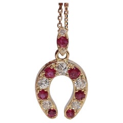 Collier neuf en or 18 carats, orné de diamants naturels et de rubis, en forme de fer à cheval