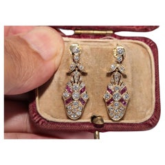 Orecchino pendente vintage degli anni ’80 circa, in oro 14k con diamanti naturali e rubini
