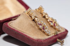 Orecchino pendente vintage degli anni ’80 circa, in oro 14k con diamanti naturali e rubini