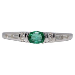Vintage-Ring aus den 1980er Jahren aus 18-karätigem Gold mit natürlichen Diamanten und Smaragden