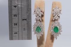Pendientes colgantes recién hechos en oro de 18 quilates, decorados con diamantes naturales y esmeraldas