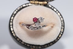 Anillo antiguo de la década de 1910, con parte superior de oro de 14k, plata, diamantes naturales y rubíes
