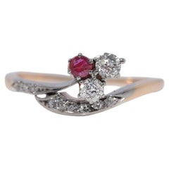 Anillo antiguo de la década de 1910, con parte superior de oro de 14k, plata, diamantes naturales y rubíes