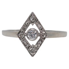 Bague antique Art déco des années 1920 environ, en or 18 carats, sertie d'un diamant naturel en forme de navette