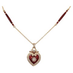 Collana con ciondolo a forma di cuore in smalto, decorato con diamanti naturali, realizzata in oro 14k