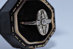 Anello antico in stile Art Déco degli anni '20 circa, in oro 14k con diamanti naturali, a forma di navetta