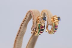 Orecchino vintage degli anni ’80 in oro 18 carati con diamanti naturali, zaffiri, smeraldi e rubini