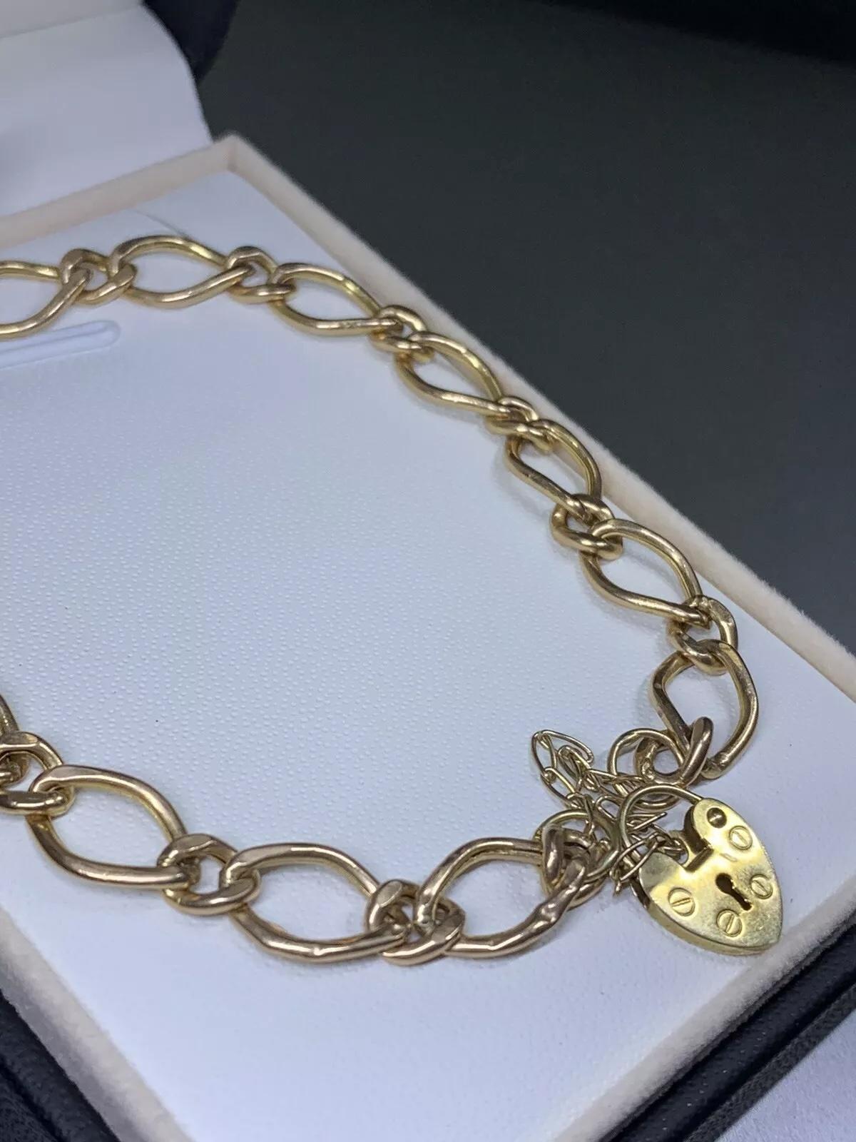 Rehaussez votre collection de bijoux avec ce superbe bracelet cubain en or jaune 9ct. Le design de l'anneau cubain en forme de boucle est un gage de luxe et de style. Fabriqué en Grande-Bretagne, ce bracelet présente une excellente qualité de coupe