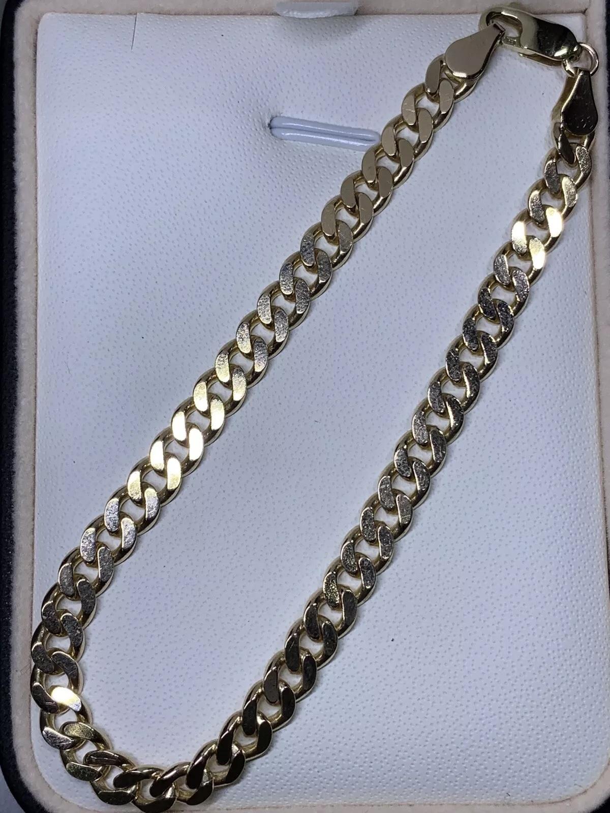 Añade un toque de elegancia y estilo a tu colección de joyas con esta impresionante pulsera de oro amarillo de 9 ct. El grueso diseño de eslabones cubanos en forma de rizo es perfecto para darle un toque especial a tu muñeca. Fabricada con