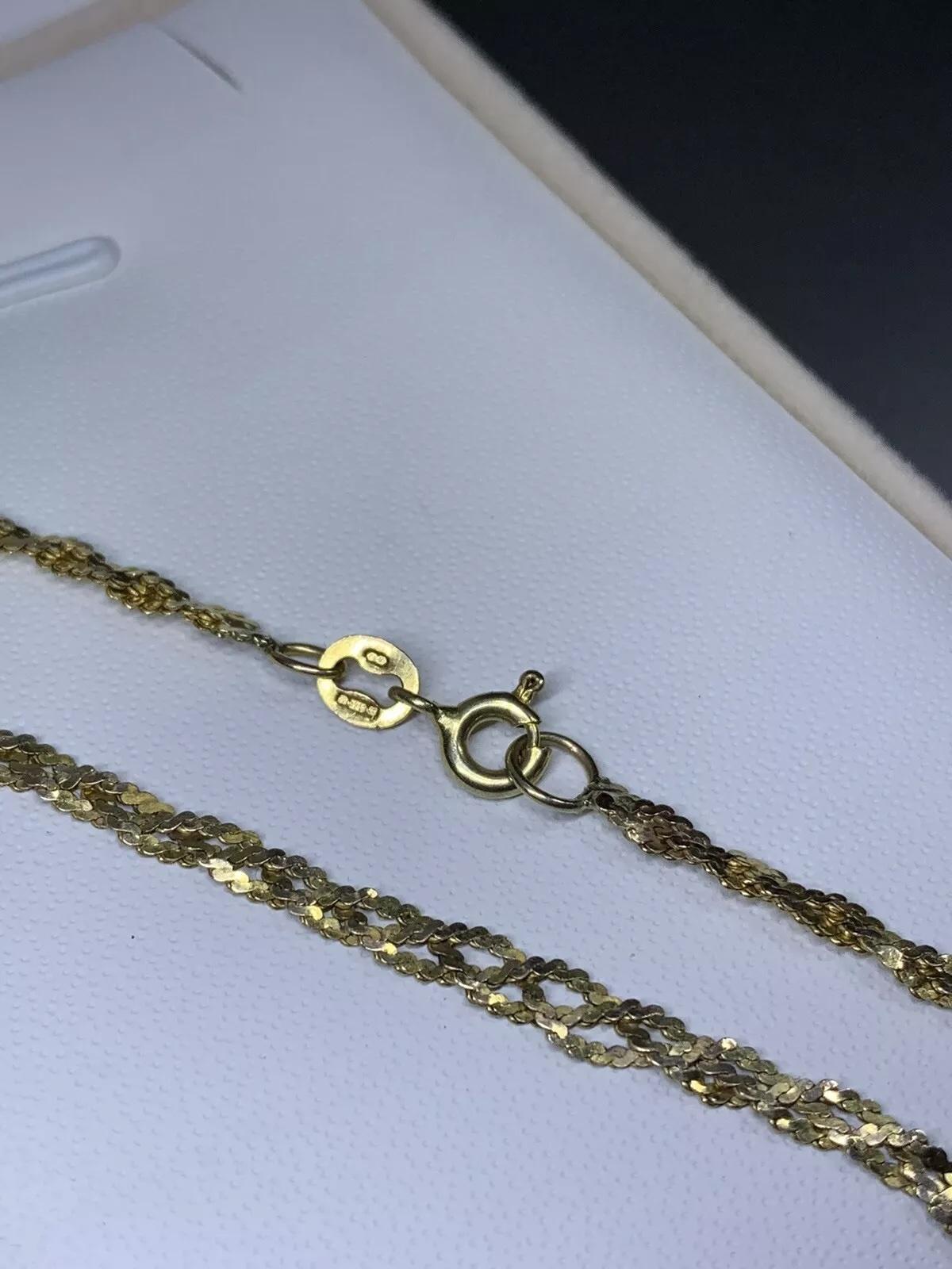 Rehaussez votre collection de bijoux avec ce superbe bracelet à maillons cubains en or jaune 9ct fait à la main. Mesurant 9 pouces de long, ce bracelet de style chaîne est doté d'une magnifique chaîne à maillons cubains. Le bracelet pèse 2,4 g et