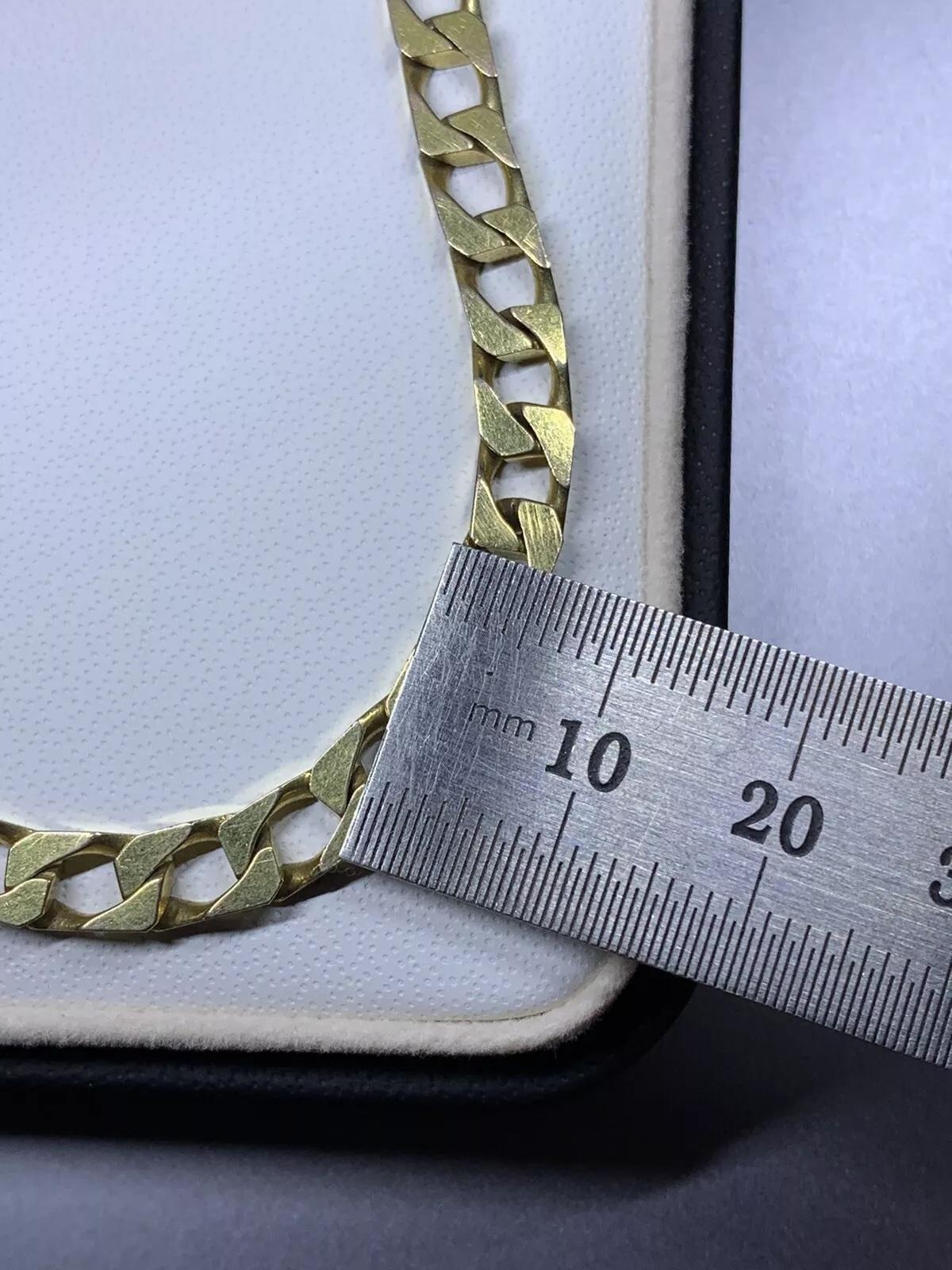 Rehaussez votre style avec ce superbe bracelet à maillons cubains en or jaune 9ct. Le design/One à grosses côtes ajoute une touche de sophistication à toutes les tenues, et sa longueur de 8 pouces en fait la pièce d'apparat parfaite. Fabriqué à la