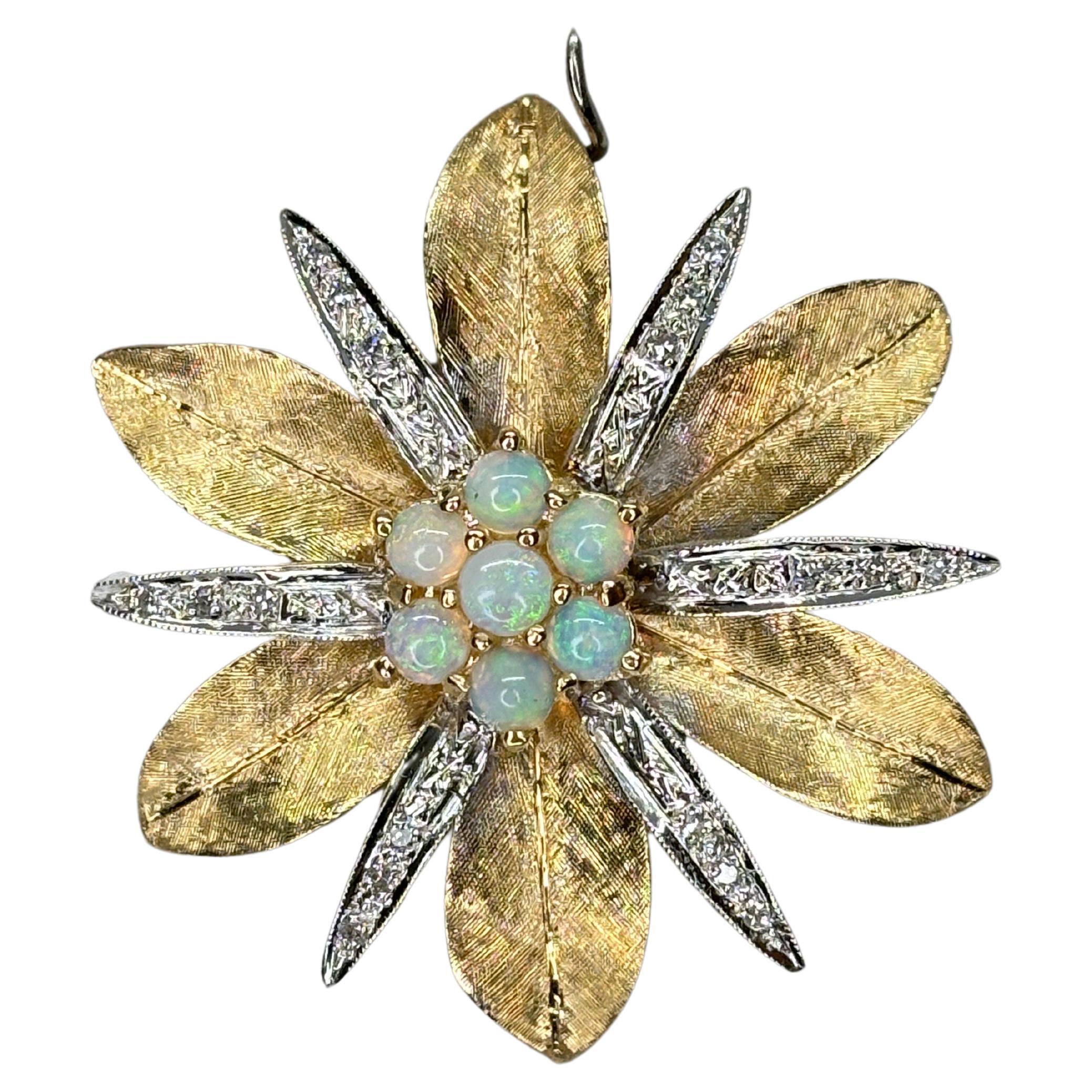 Dieser aus 14-karätigem Gold gefertigte Anhänger verbindet die warme Ausstrahlung von Gelbgold mit der kühlen Eleganz von Weißgold in einem harmonischen Design, das die natürliche Schönheit des Opals und des Diamanten hervorhebt. 

Die akribische