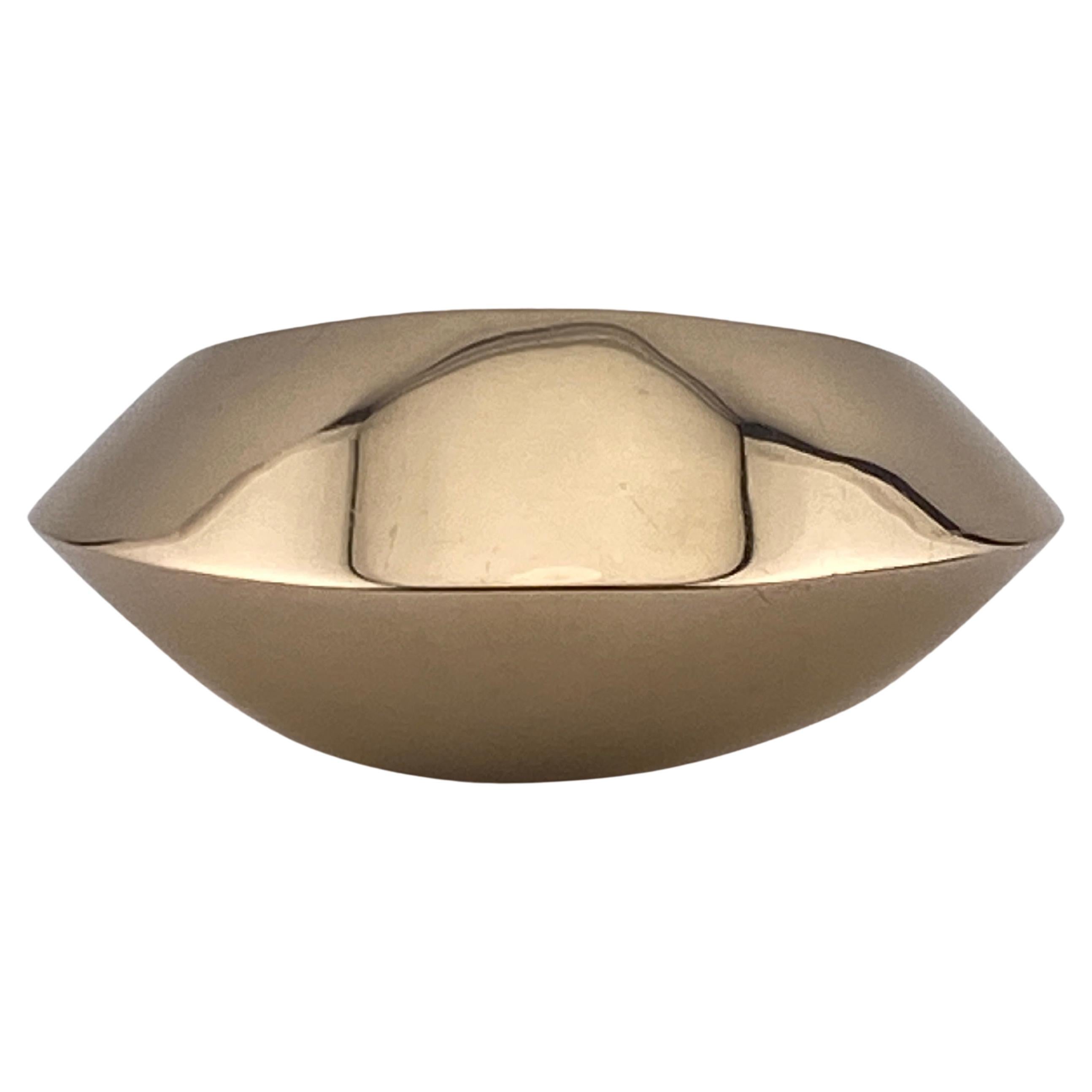 Dieser wunderschöne Armreif aus 18 Karat Gold ist ein Unikat. Die Marke stammt aus Dänemark und verkörpert das skandinavische Gespür für modernen und individuellen Schmuck, der sich abhebt. Dieses Armband ist ein echter Hingucker, der mit seinem