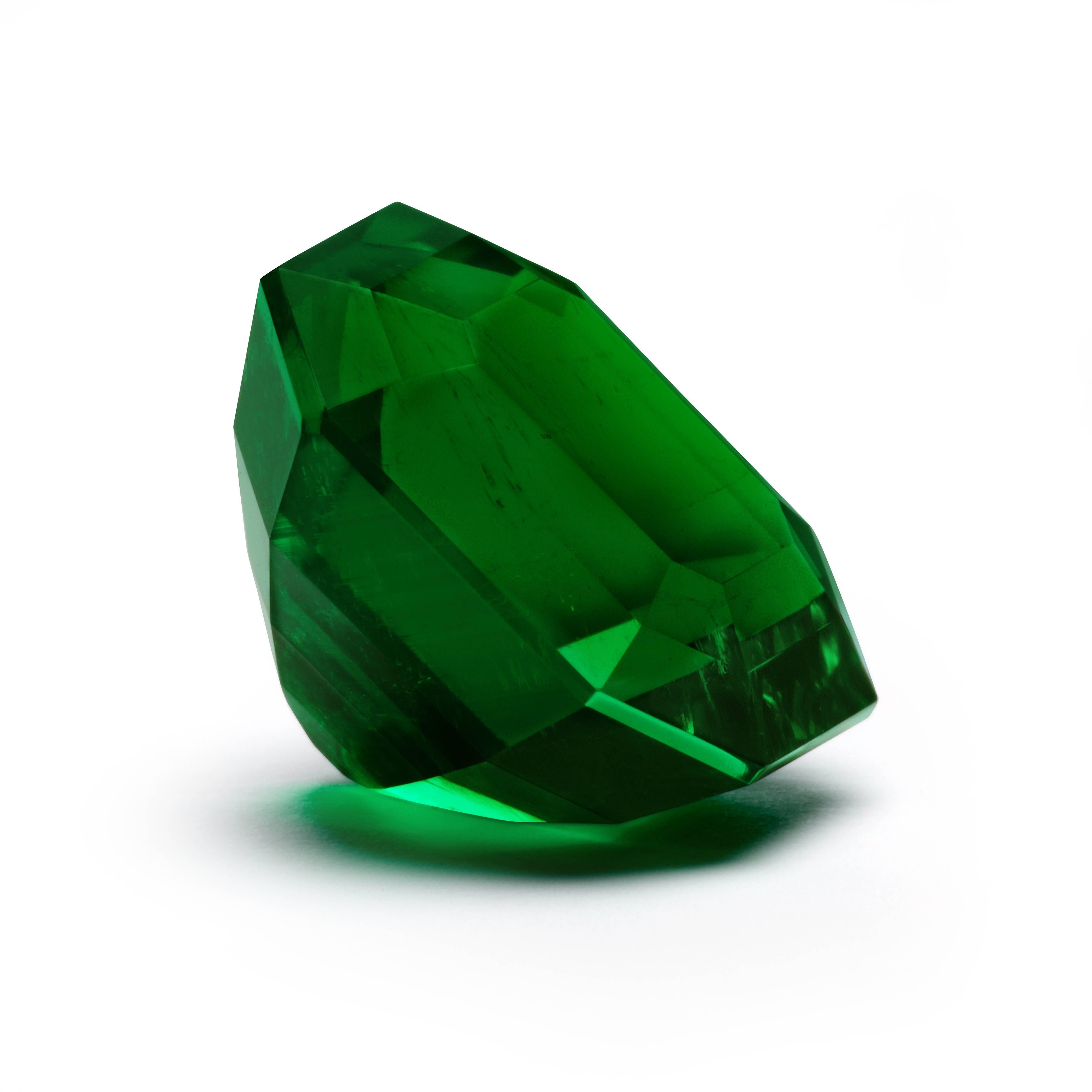 An ultra fine 5.21ct Colombian Emerald. This rare treasure is superior in color and clarity and would make a heirloom-quality jewelry creation.
Accompanied by the notable Gubelin gem laboratory certificate.