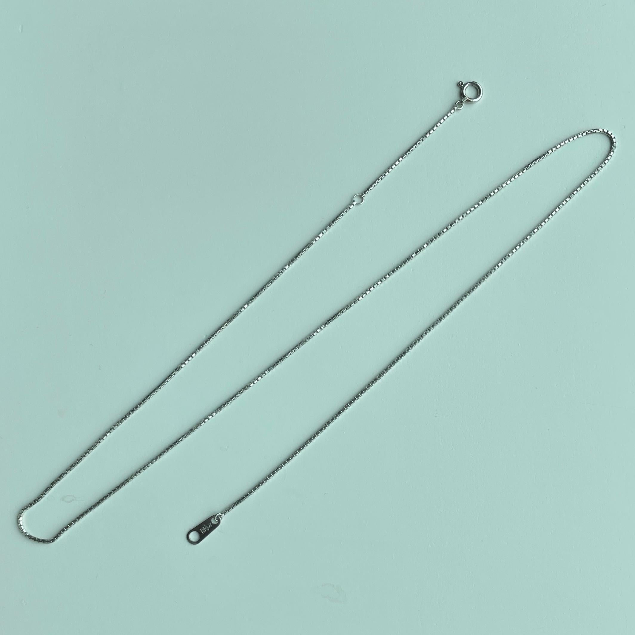 Ten en cuenta que el precio indicado para este artículo es fijo y no negociable. Agradecemos tu comprensión y respeto por nuestra decisión de precios.

Diseño: Cadena de cajas minimalista 

Platino 850: Contiene un 85% de platino puro para un