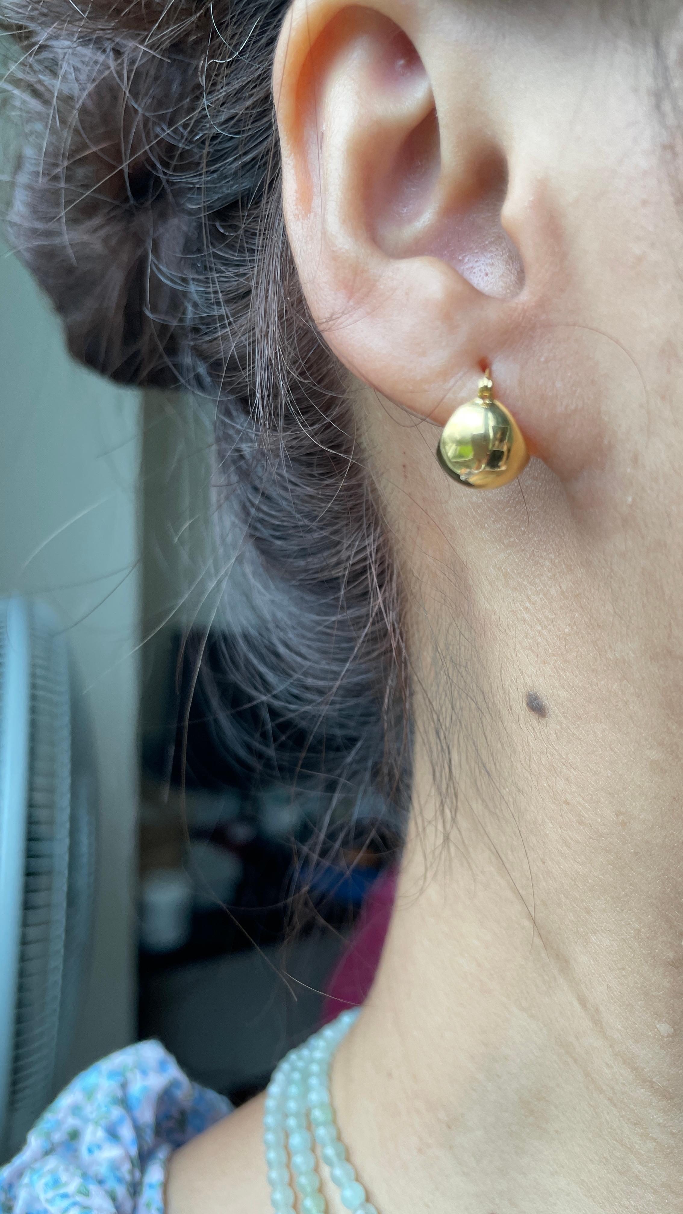 Realizzati in oro puro 22 carati e dotati di chiusura a scatto, questi orecchini non sono solo splendidi ma anche preziosi e impegnabili. Ogni paio è nuovo di zecca e viene consegnato in una splendida confezione, che lo rende ideale per un regalo