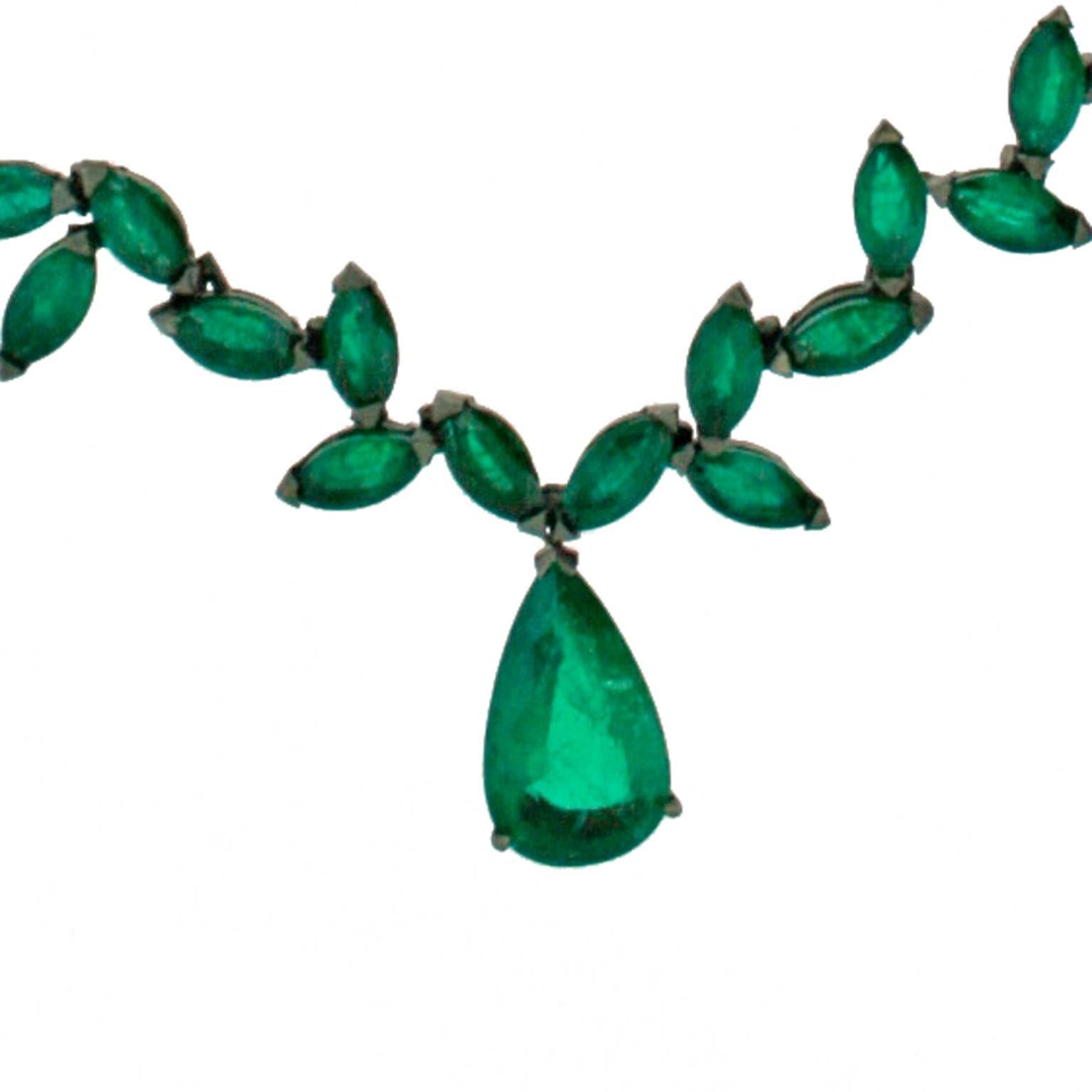 Marquise Emerald Rhodium Gold Old Fashioned Necklace In New Condition For Sale In London, GB