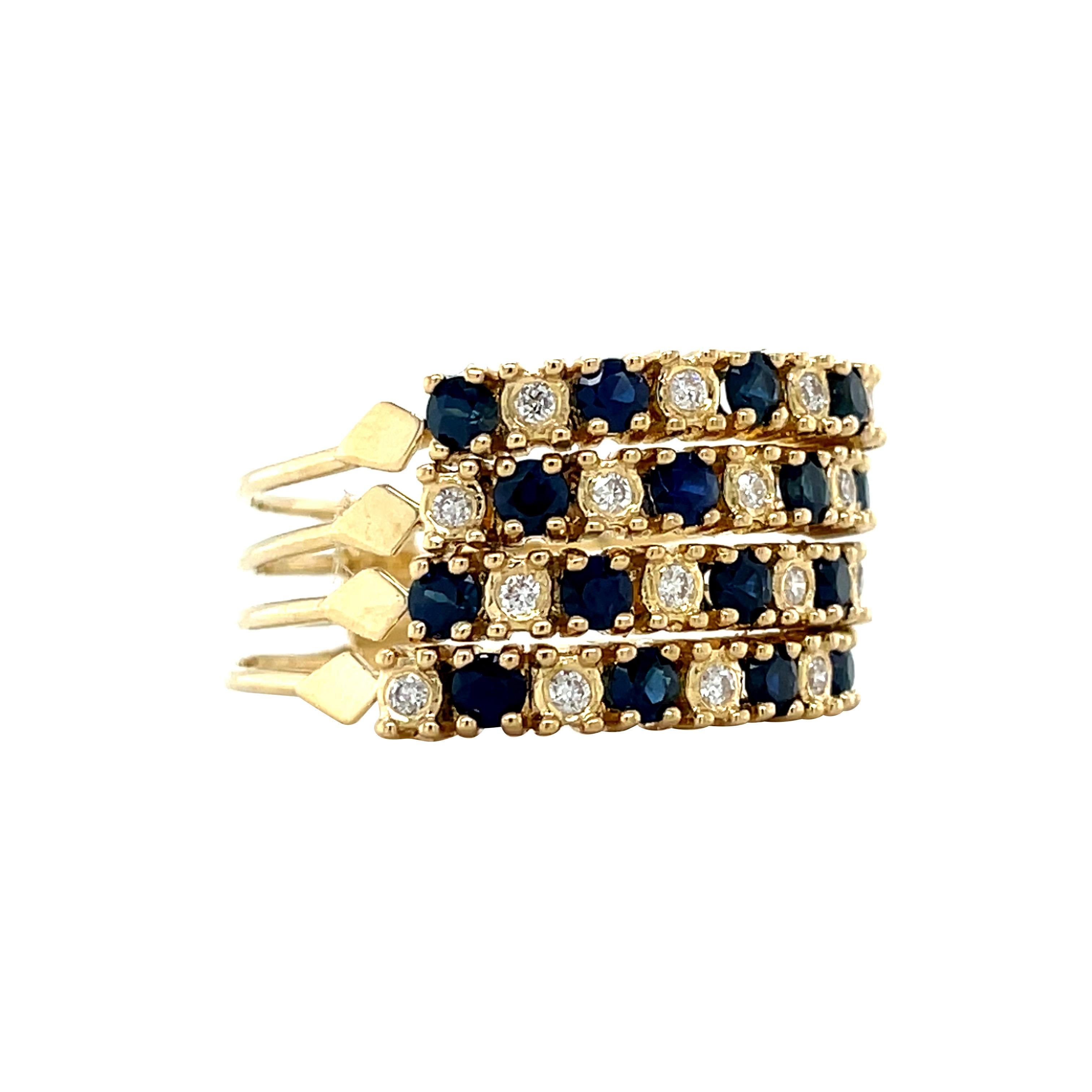 Questo anello è composto da quattro fasce d'oro, ognuna delle quali è incastonata con zaffiri blu reale che si alternano a diamanti rotondi taglio brillante. Ogni zaffiro è tenuto in posizione da 4 griffe e ogni diamante è incastonato. Le fasce sono
