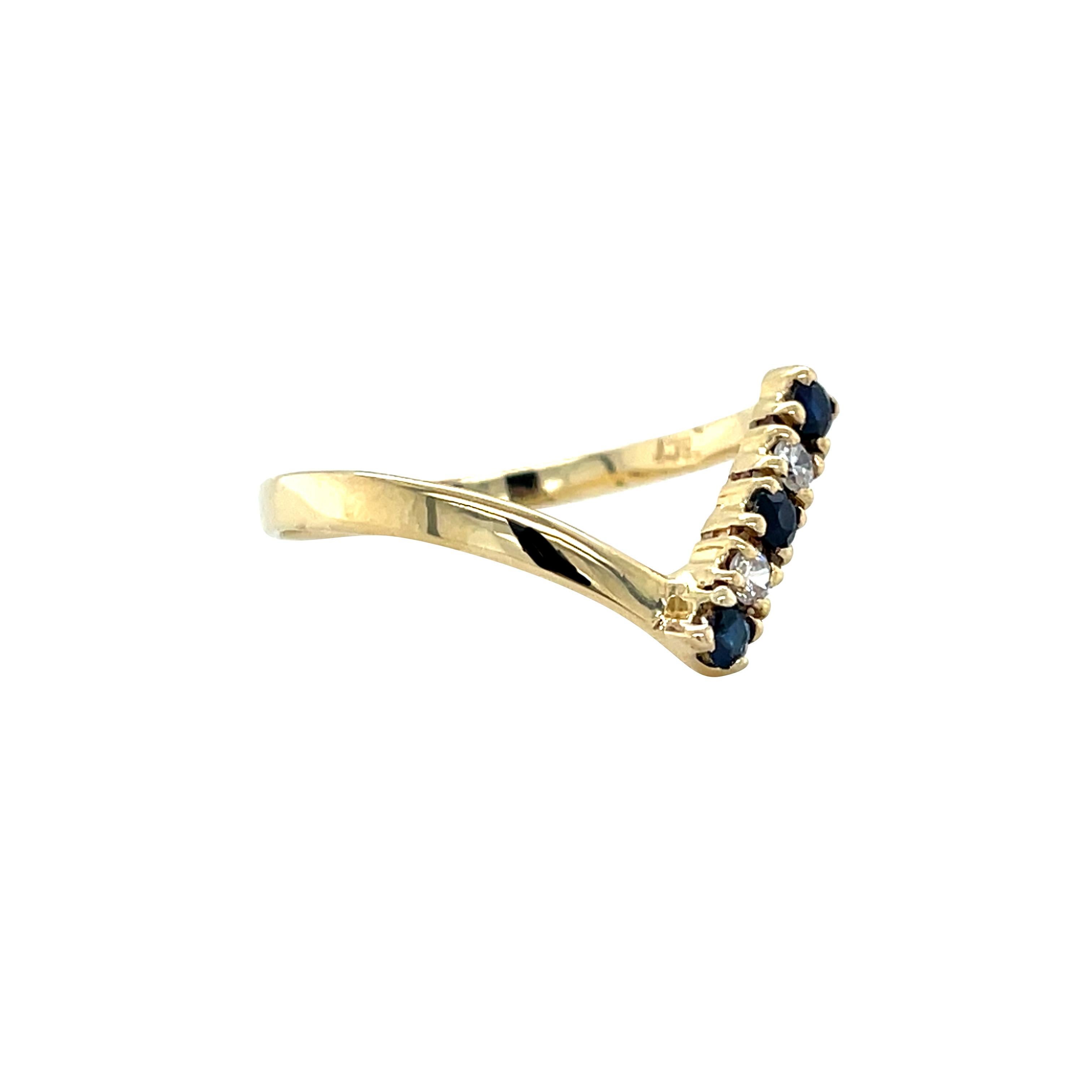 Eccellente aggiunta a qualsiasi collezione di gioielli, questo anello è realizzato in oro giallo 14K e presenta 3 zaffiri blu naturali abbinati a due diamanti tondi taglio brillante di colore G e purezza VS per un peso totale di 0,04 carati. La