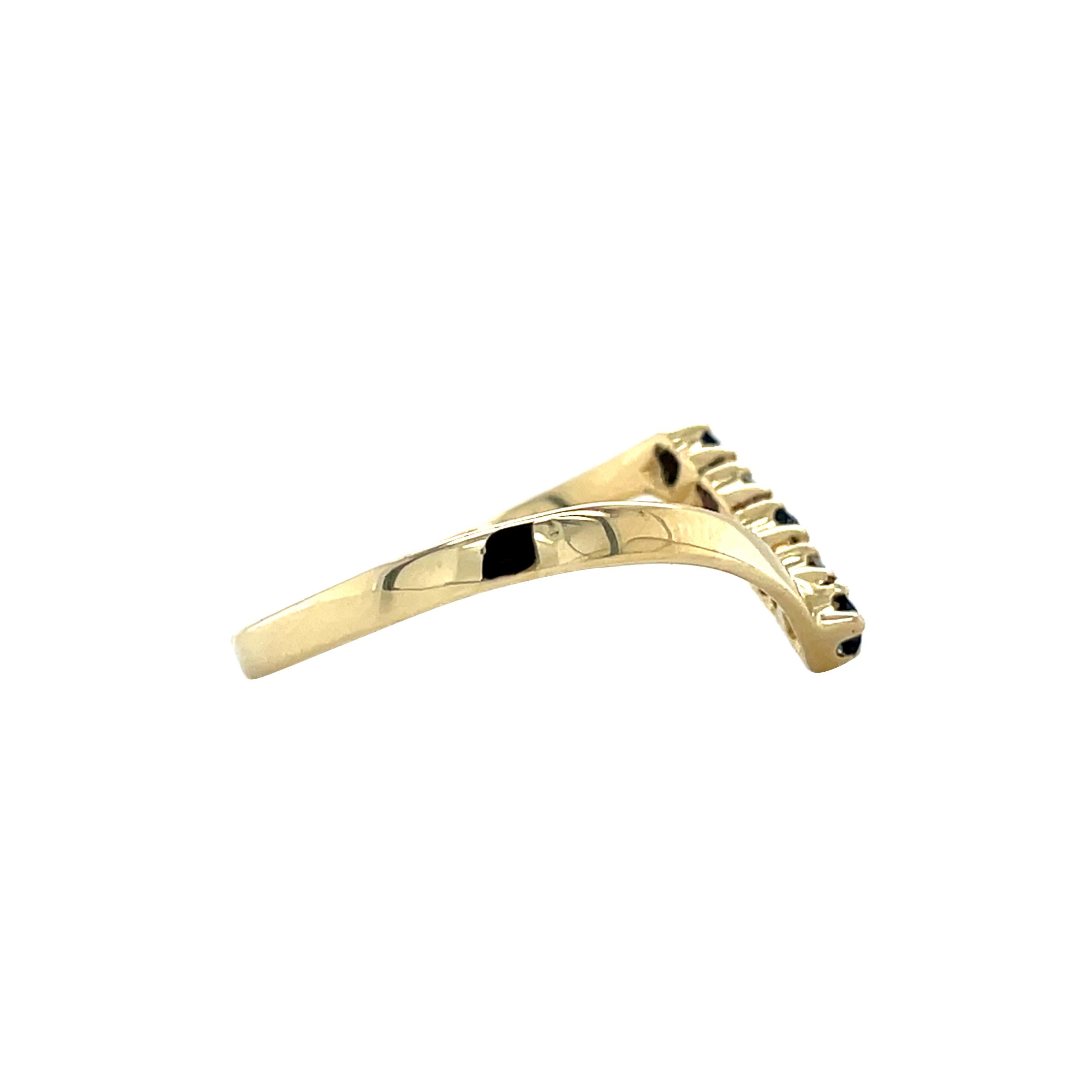 Taglio brillante Anello Chevron con zaffiro e diamante d'epoca, oro giallo 14K in vendita