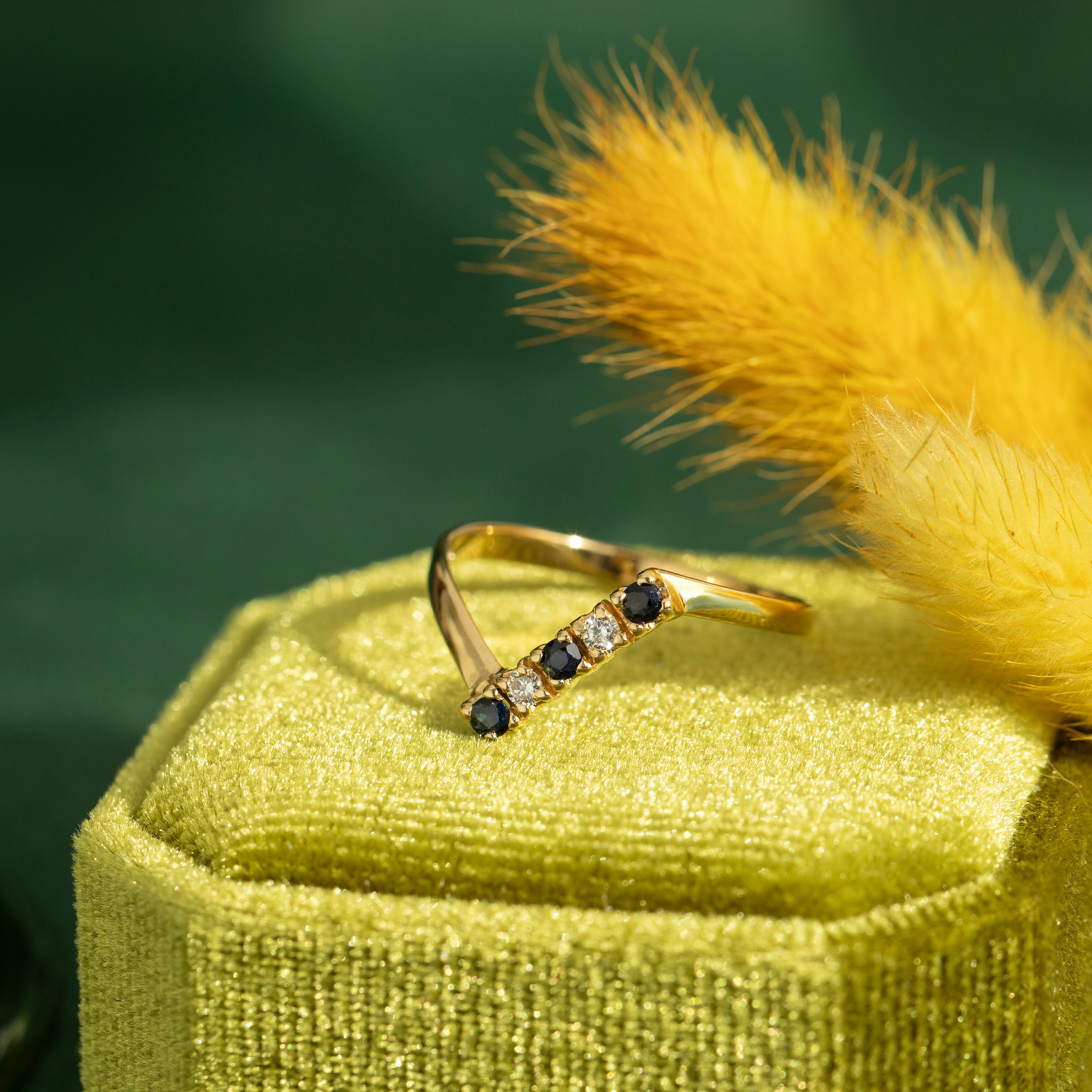 da uomo o donna Anello Chevron con zaffiro e diamante d'epoca, oro giallo 14K in vendita