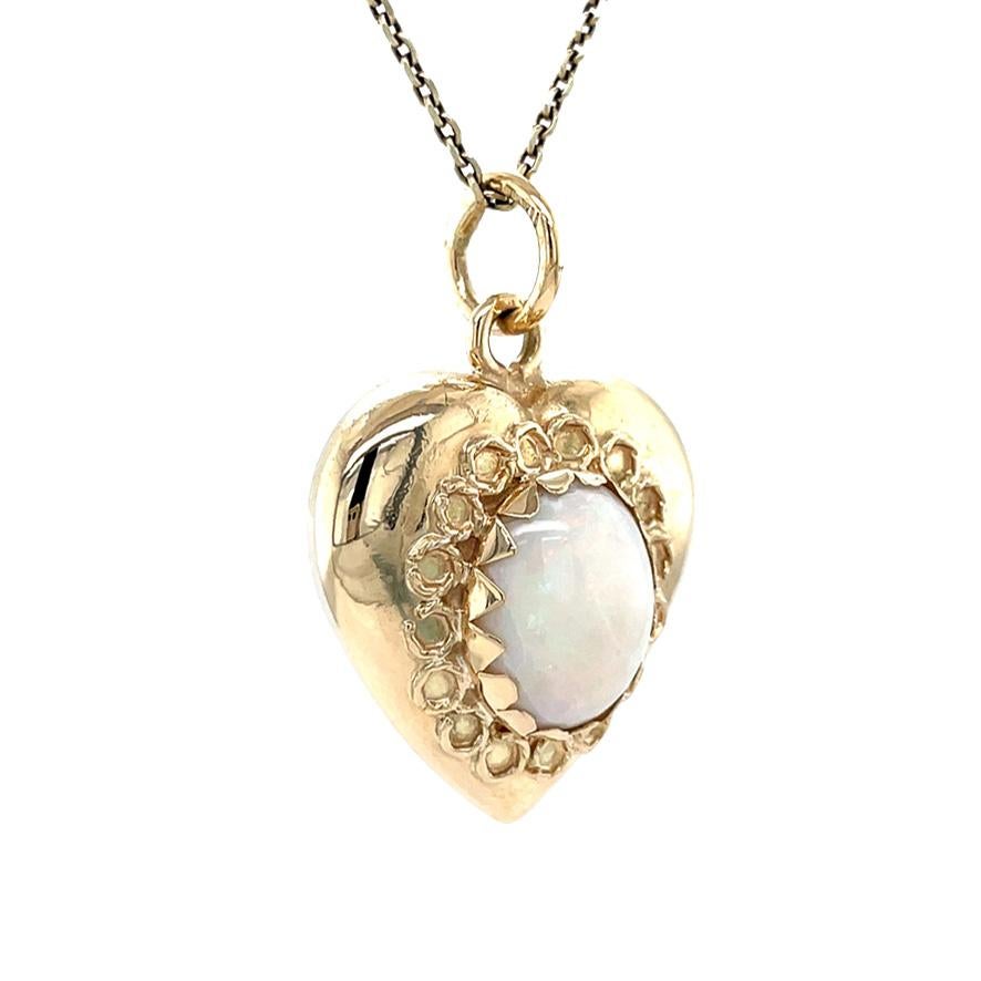  Délicieux symbole d'amour, cette breloque en forme de cœur bouffant est le complément idéal de toute chaîne de votre collection, en tant que pendentif solo ou en combinaison avec votre collection de breloques. En or jaune 14 carats, un cabochon