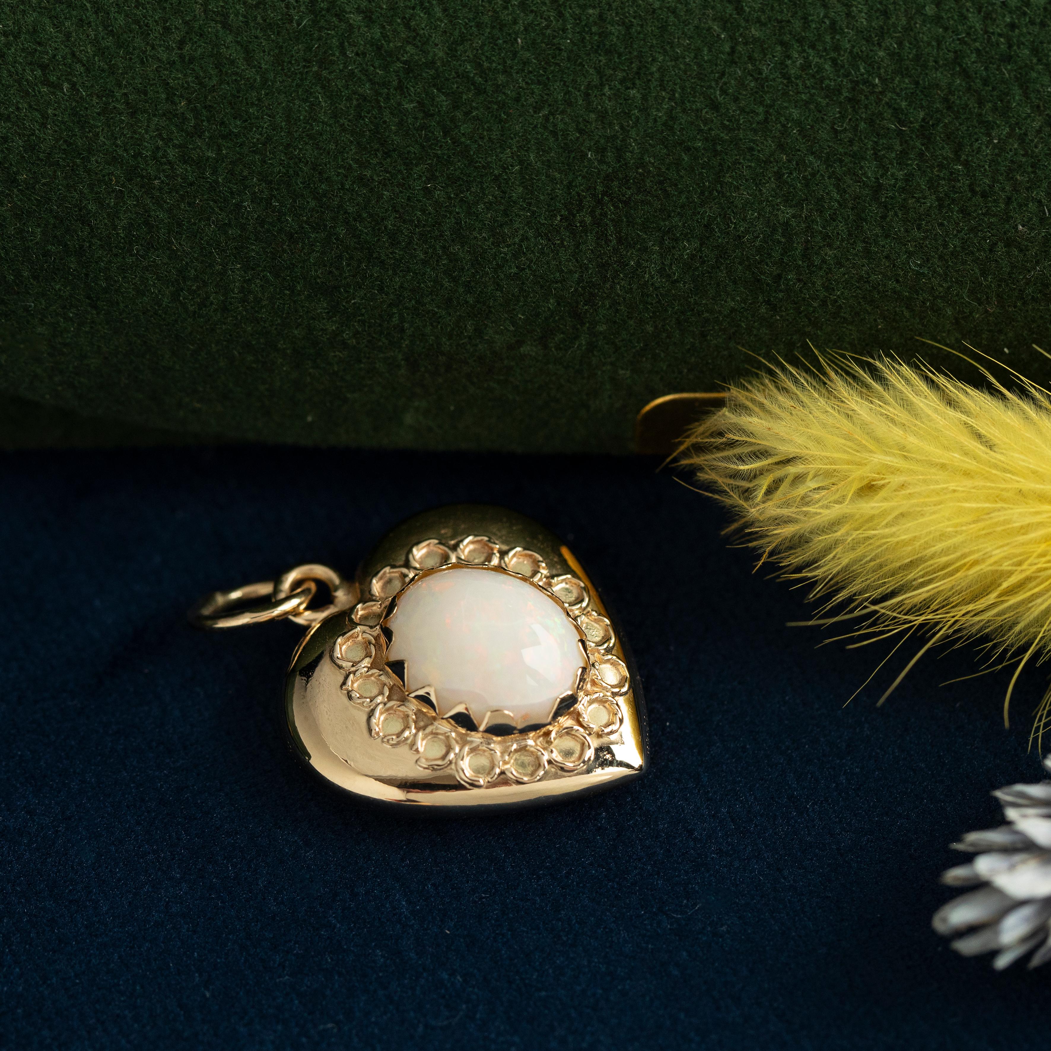 Retro Vintage Opale Pendentif Coeur Puffy en or jaune 14K, Pendentif à breloques en vente 1