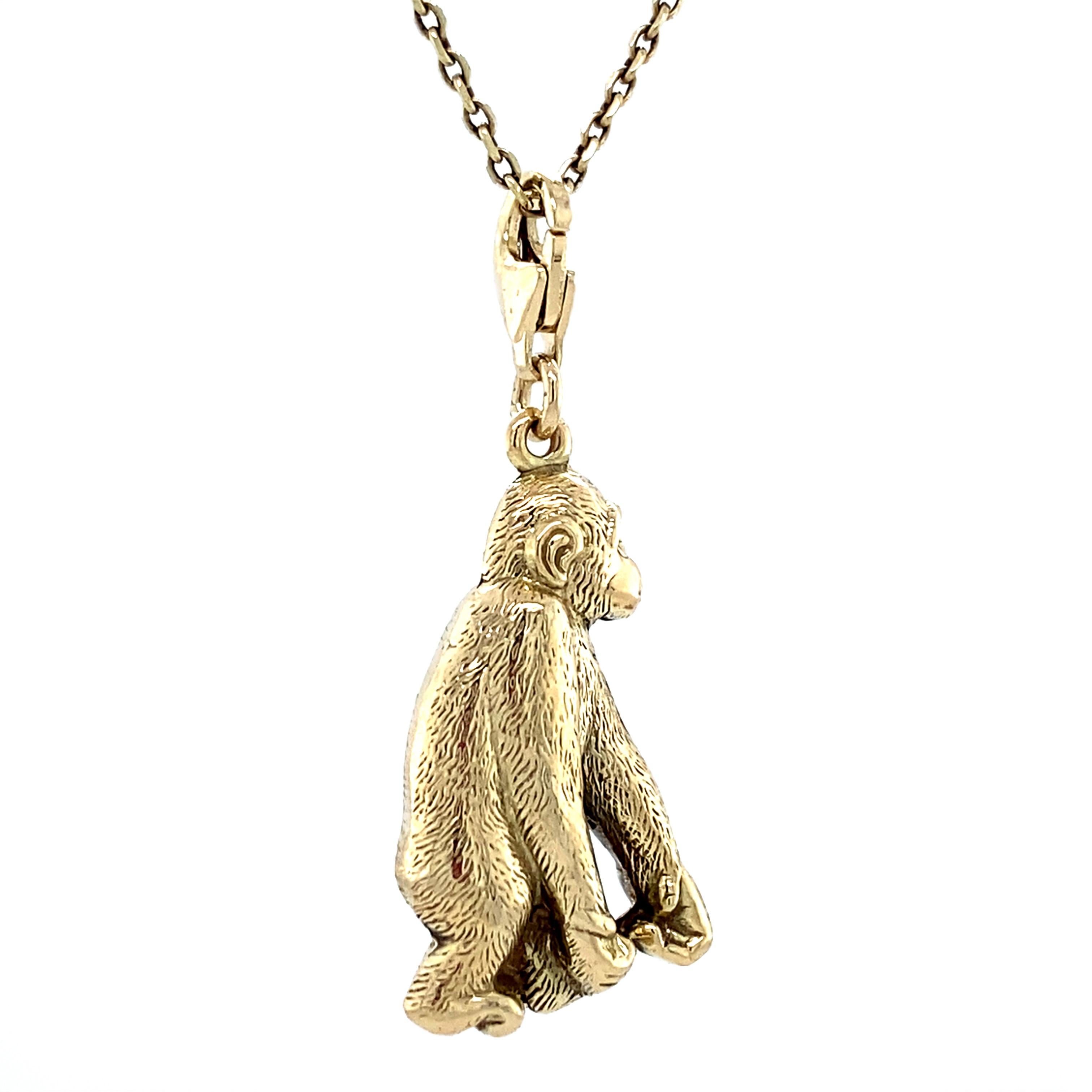 Il dolcissimo primate in carne e ossa è pronto a unirsi al tuo serraglio di charme, che sia per il tuo bracciale, la tua collana o come primo pezzo della tua collezione. La sua pelliccia, le sue mani e il suo viso sono splendidamente dettagliati e