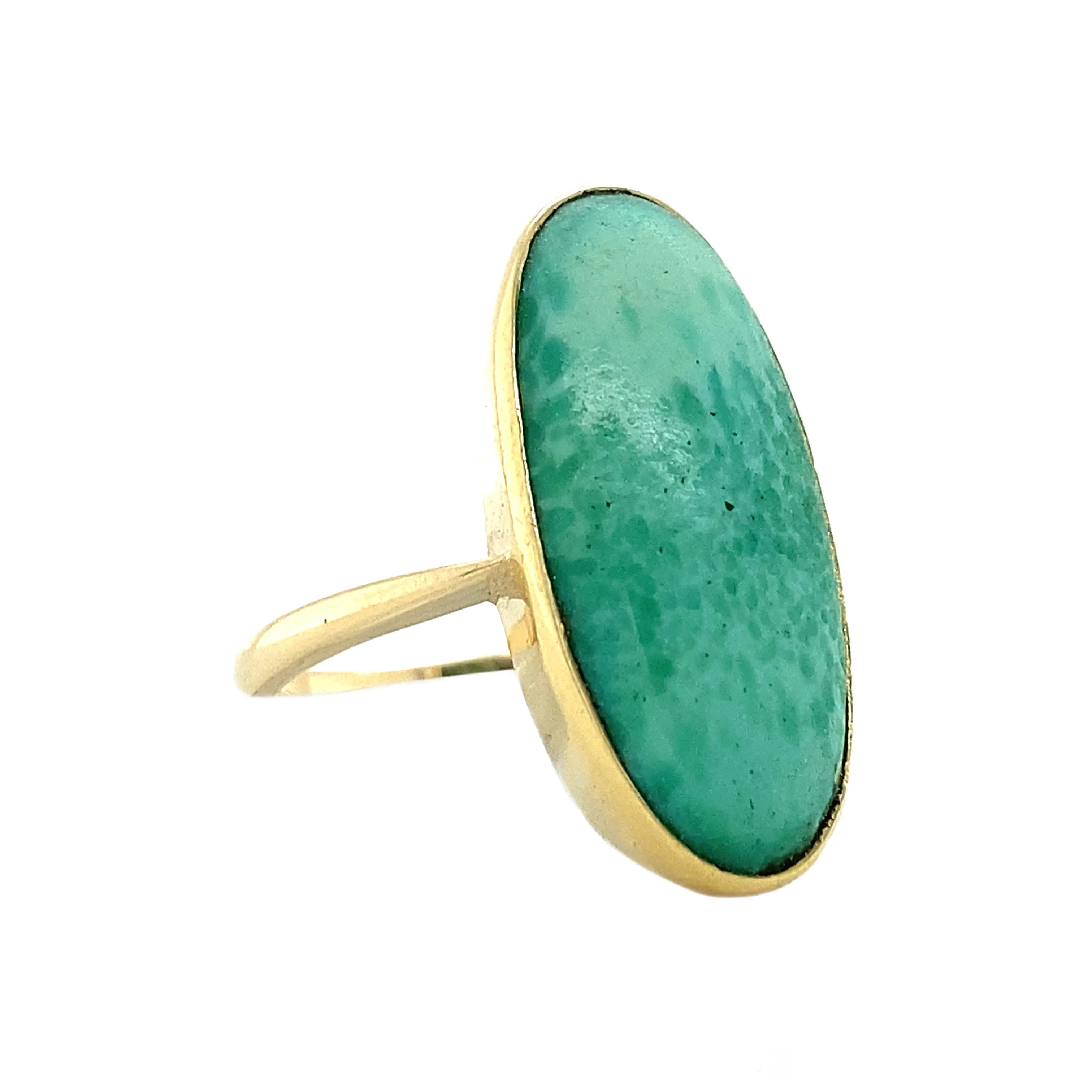 Exemple fantastique de bijoux de la période Arts & Crafts, cette bague est fabriquée à la main en or jaune 14 carats et présente une amazonite cabochon dans une monture à chaton. Les épaules effilées inversées attirent le regard sur la gemme